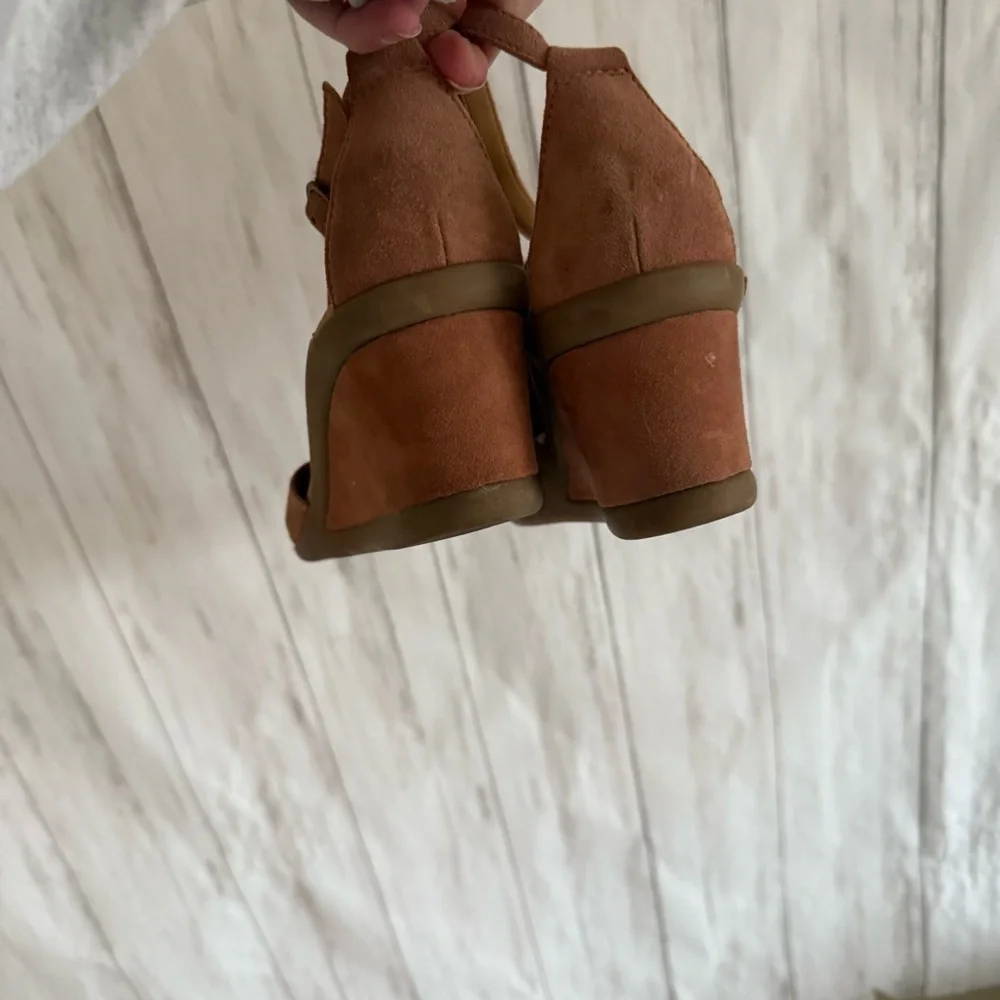 Earth Shoes 8.5 tan peep toe wedge